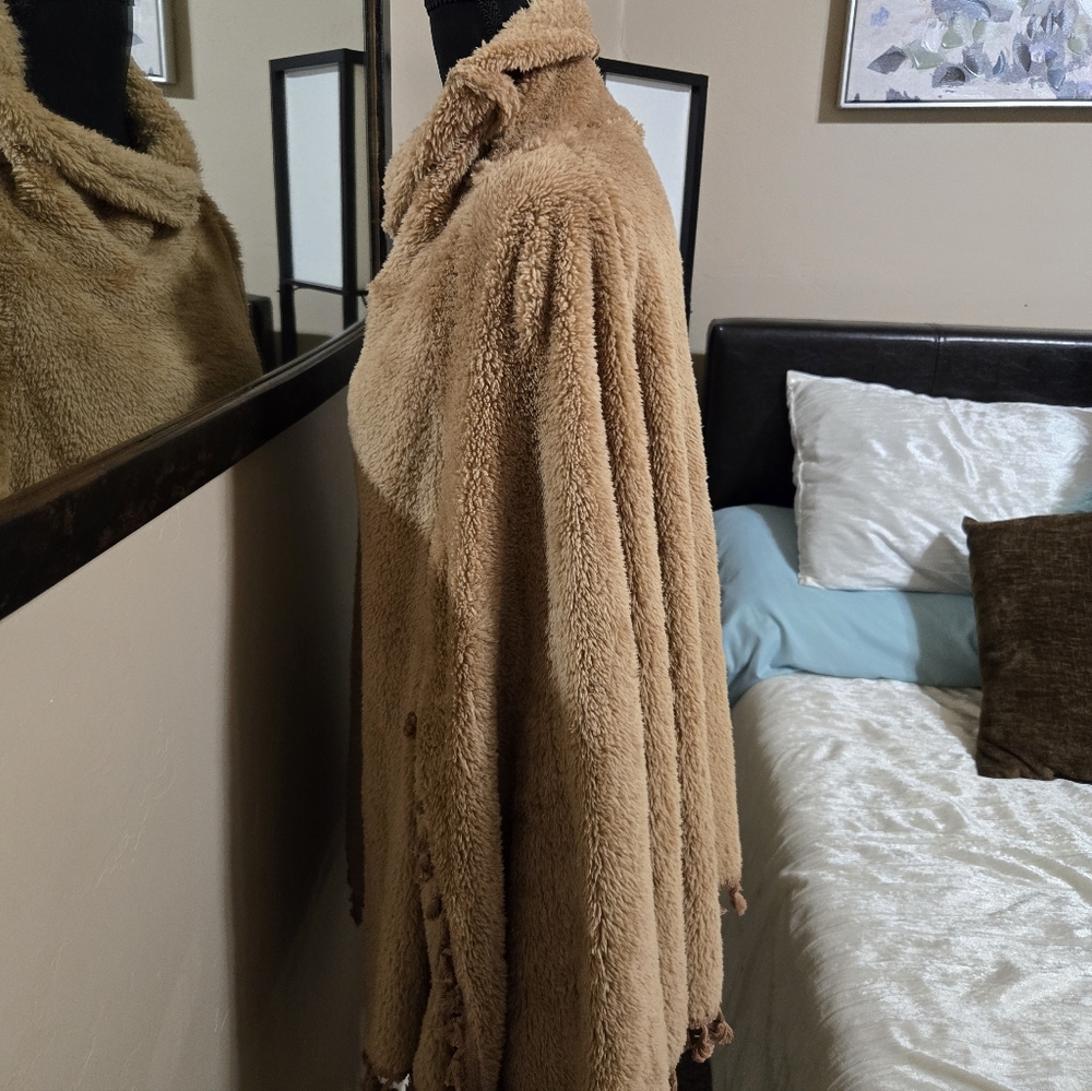 Cozy Tan Poncho with Tassels EUC Worn Once!!! Size L - Picture 3 of 13